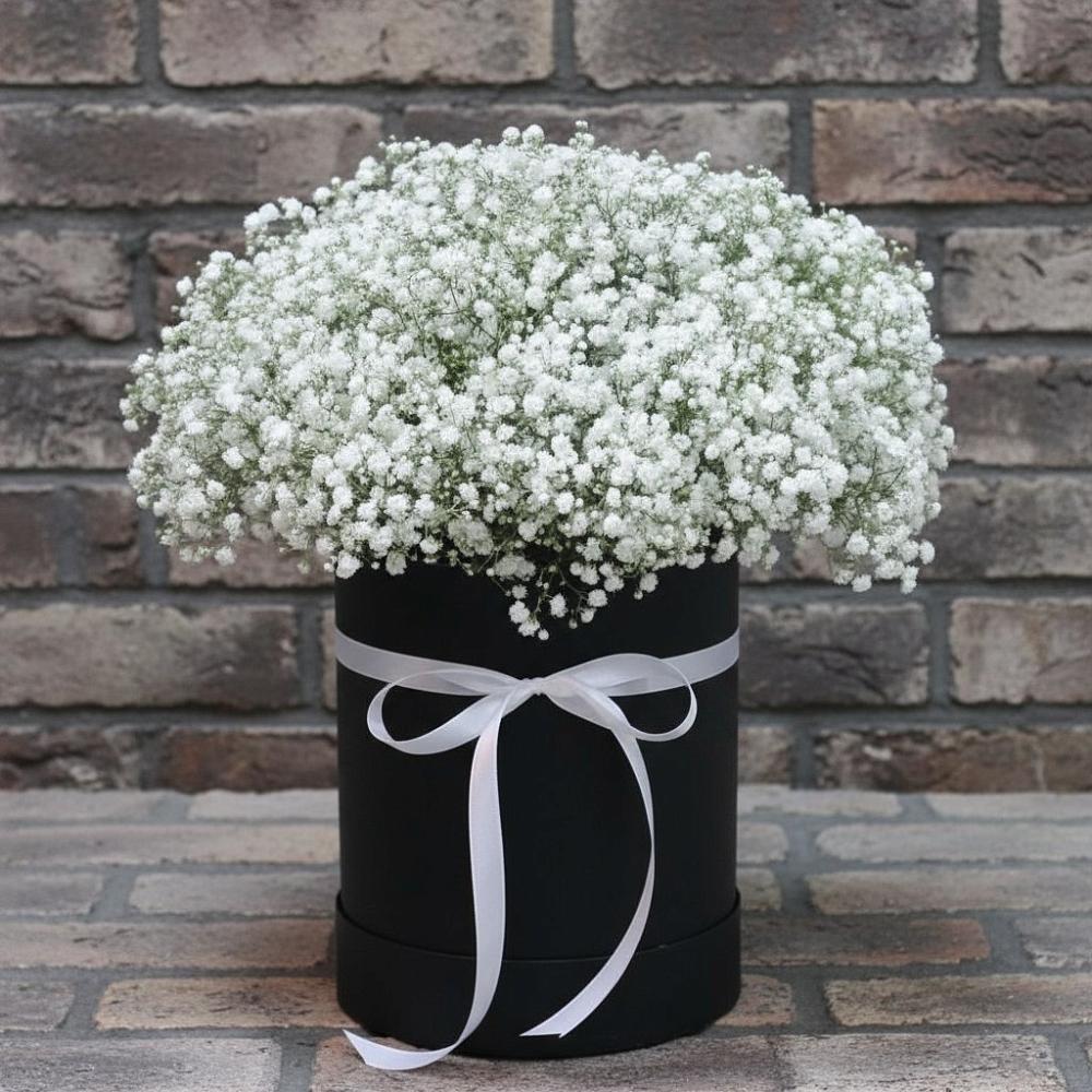 Цветочная композиция из Гипсофила в шляпной коробке в Изобильном