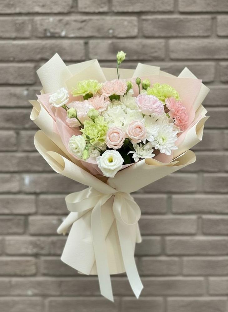 Букет цветов из: Гвоздики, Розы, Лизиантусы и Хризантемы в Изобильном