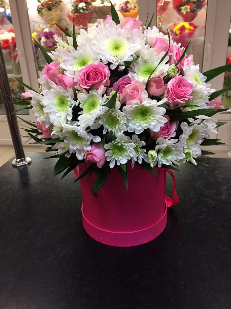 Цветочная композиция из Розы и Хризантемы в шляпной коробке в Изобильном